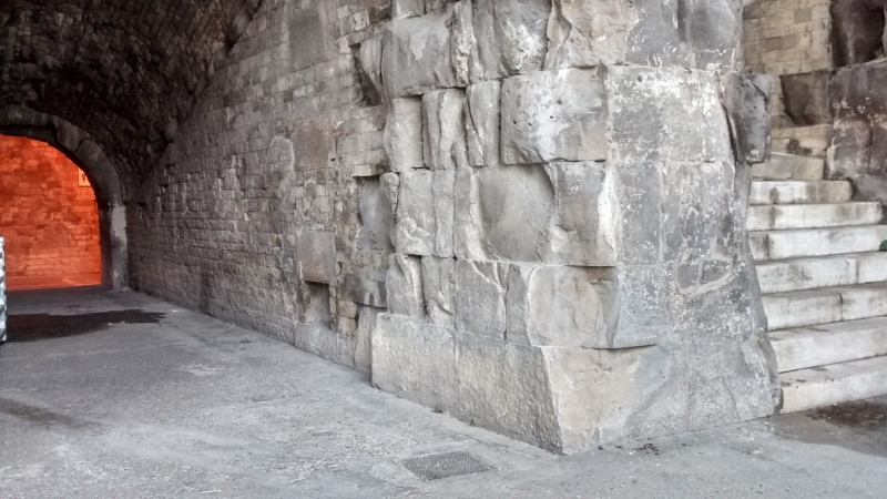 AMPHITHEATRE_NIMES_01